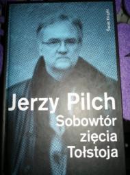 Trup ze złożonymi skrzydłami