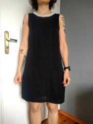 krótka sukienka czarna z perełkami, elegancka, H&M, 36
