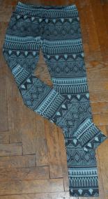 czarne legginsy w niebieskie azteckie wzory